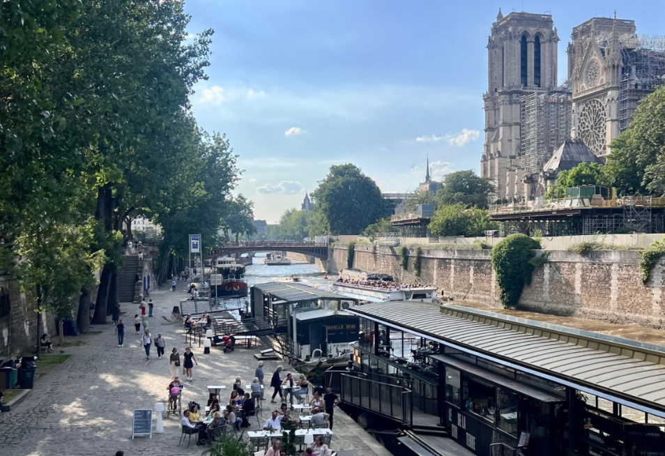 La péniche Le Son de Terre amarrée au pied de Notre-Dame de Paris, accueillant le public du Brunch des Mélomanes 