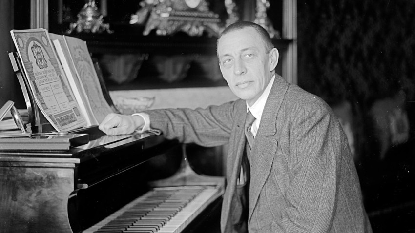 Serguei Rachmaninov au piano qui illustre la playlist de Jérôme Pernoo sur les 10 œuvres à connaître de Rachmaninov