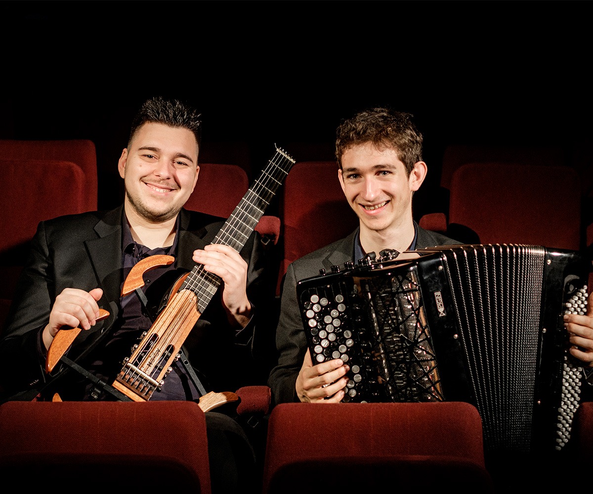 Le guitariste Sotiris Athanasiou et l'accordéoniste, compositeur et arrangeur, Julien Beautemps, dans une salle de concert.